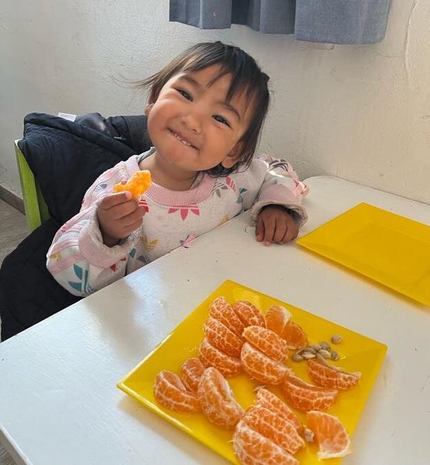 Niña comiendo fruta